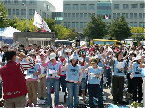 대전장애인교육권연대는 시교육청 현관 농성에 앞서 정문에서 결의대회를 개최했다. 